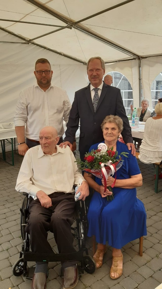 60-lat w związku małżeńskim żyją państwo Małgorzata i Wincenty Borzyszkowscy.