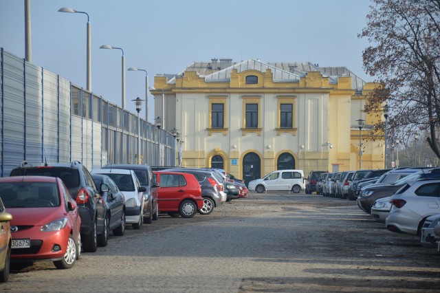 Teren wokół dworca kolejowego w Bochni przed rozpoczęciem budowy punktu przesiadkowego