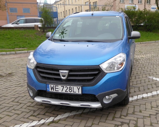 Dacia Lodgy StepwayDacia jest postrzegana jako tzw. marka budżetowa i nie jest to ani dla niej, ani dla użytkowników Dacii nic wstydliwego. Rumuńskie auta są chętnie wybierane tym bardziej, że są obecne praktycznie w każdej kategorii samochodów osobowych. W klasie vanów reprezentuje ją Lodgy.Fot. Marek Perczak