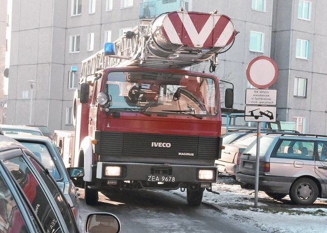 Wozem z drabiną pojechaliśmy ze strażakami na osiedle przy ul. Spółdzielczej w Zielonej Górze. Ludzie nie wyciągnęli wniosków, auta znów blokowały osiedlowe uliczki.