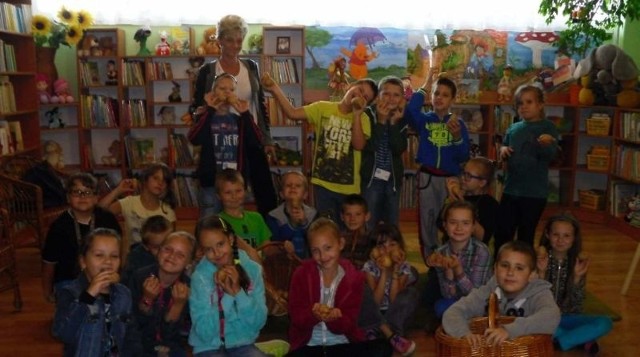 Bibliotekarka Grażyna Zuchowicz opowiedziała dzieciom wiele ciekawych rzeczy o ziemniakach, ich pochodzeniu a nawet nazwach w różnych regionach kraju.