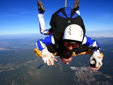 Skok spadochronem może wydawać się szalonym pomysłem na...