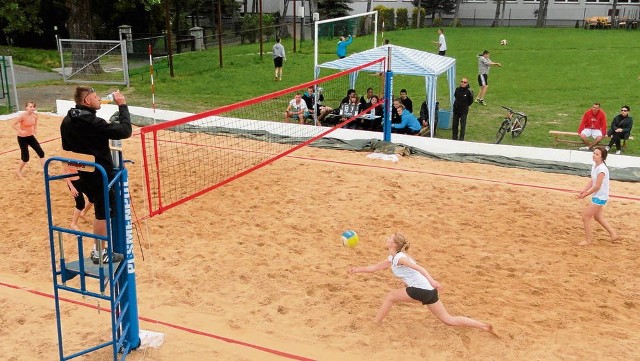 Młodzież z Jerzmanowic i Przegini grała w sobotę w siatkówkę plażową od rana do wieczora