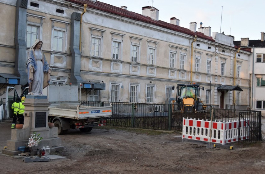 Operacja wyburzania na ul. Staszica. Za dwa lata staną nowe budynki szpitalne. Zobacz zdjęcia