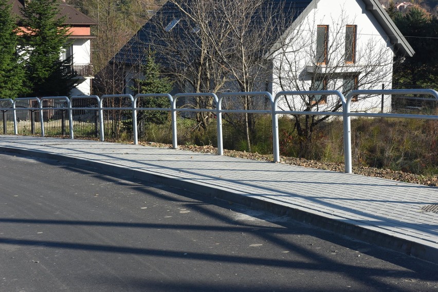 Droga przez Janowice z chodnikiem i nowym asfaltem. Wkrótce koniec prac [ZDJĘCIA]