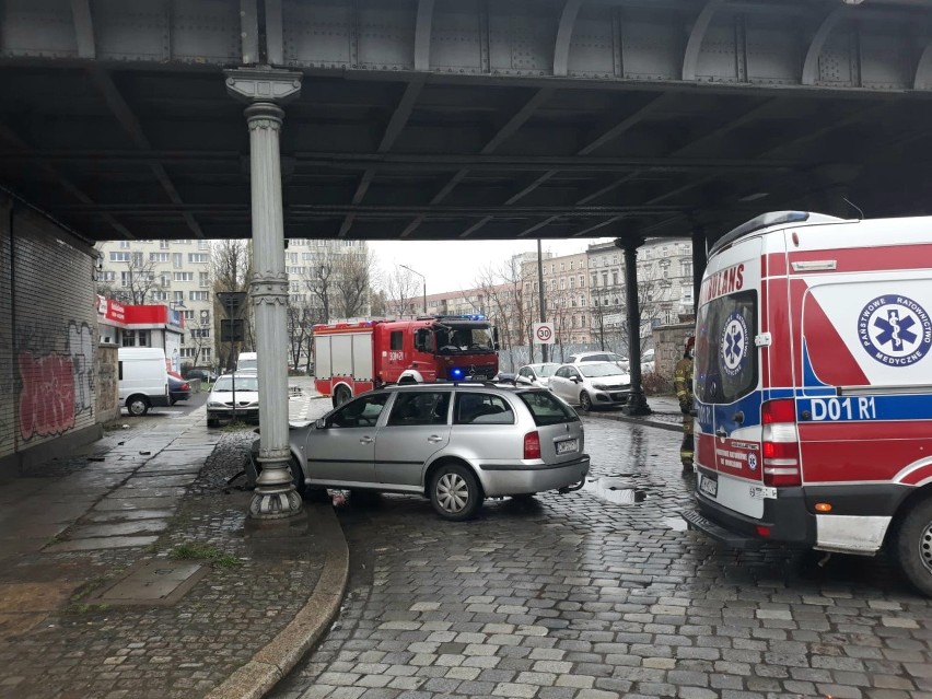 Auto uderzyło w filar wiaduktu kolejowego w centrum Wrocławia [ZDJĘCIA]