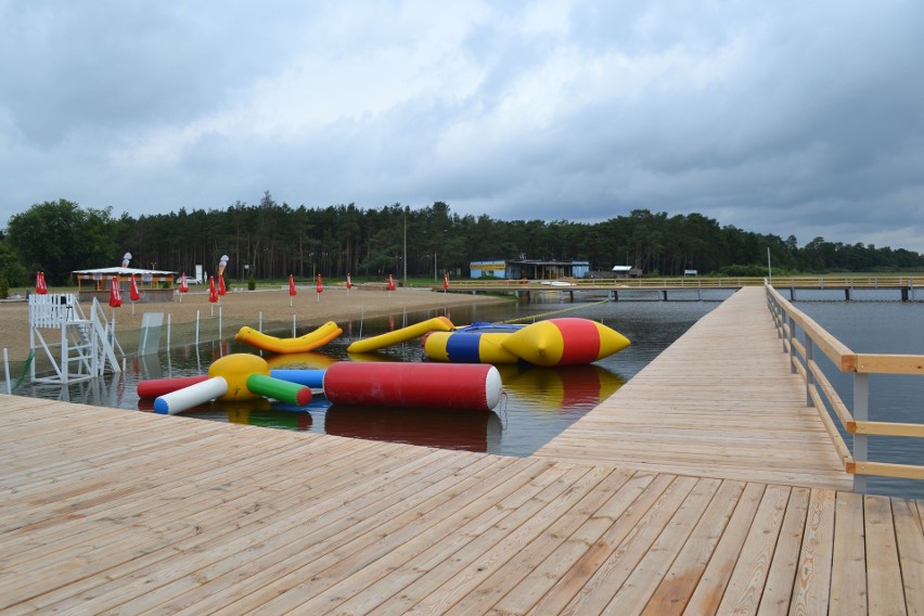 Kąpielisko strzeżone. Ładna plaża i pomosty.Za parking i...