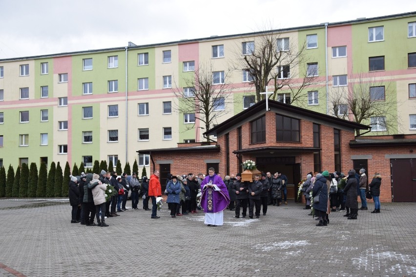 Pogrzeb Piotra ofiary morderstwa w loftach w Łodzi. Na cmentarzu w Zduńskiej Woli 33-latka pożegnała rodzina i przyjaciele 