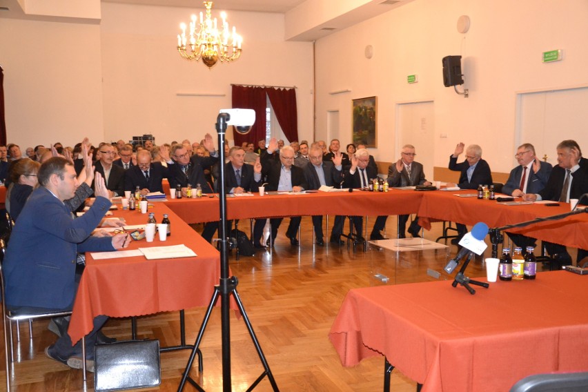 Pierwsza sesja Rady Miejskiej Pińczowa. Zaprzysiężenie burmistrza Włodzimierza Baduraka. Zdzisław Woźniak został przewodniczącym