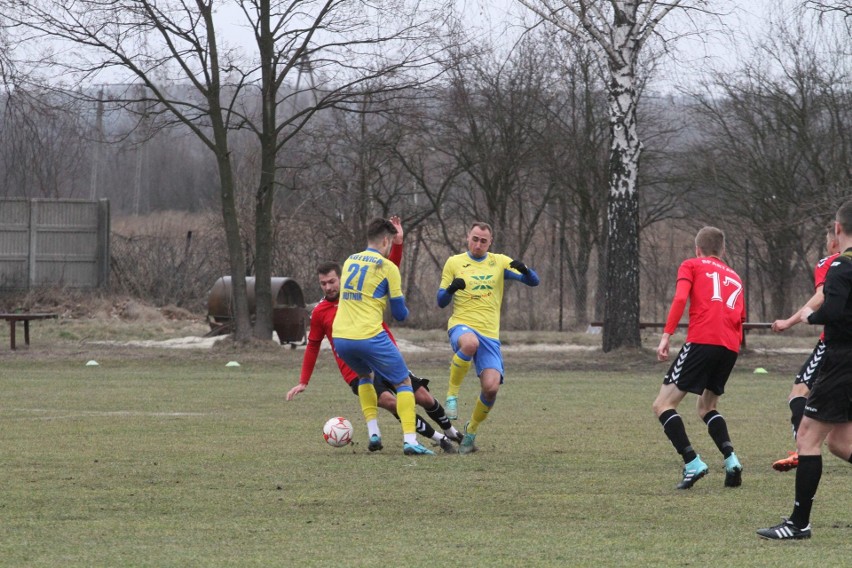 Trzecia liga. Ciekawy mecz w Daleszycach. Spartakus przegrał z Hutnikiem Kraków 0:1 [DUŻO ZDJĘĆ, WIDEO]