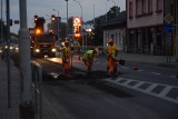 Gorlice. Uwaga kierowcy! Rozpoczął się remont odcinka DK 28 na Zawodziu. Prace będą prowadzone nocami, sygnalizacja świetlna jest wyłączona!