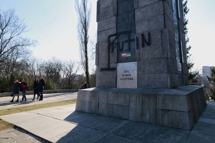 Nowe metalowe tablice zamontowano do obelisku na poznańskiej...