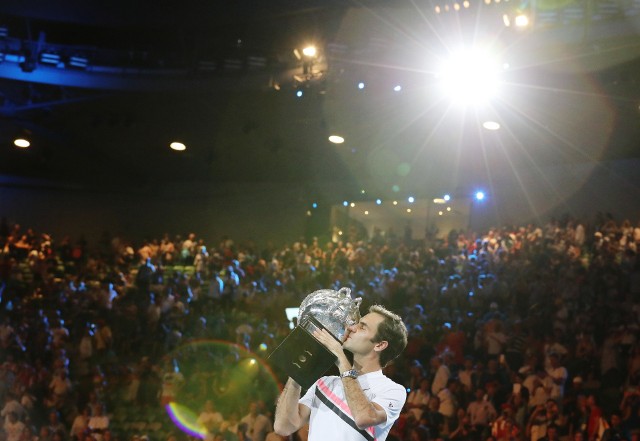 Federer odbierający puchar za zwycięstwo w Australian Open w roku 2018.