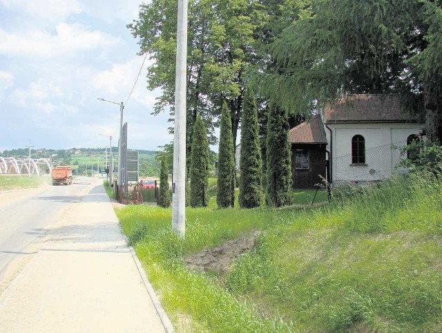 Kaplica w Dąbrówce jest jedyną świątynią w okolicy, w której może być odprawiana msza. Jednak od czasu, gdy zaczęła się budowa zbiornika wodnego w Świnnej Porębie trudno się tu modlić