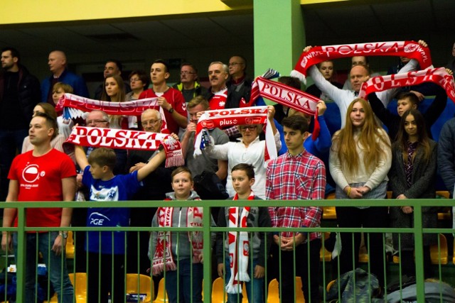 Każdy, kto w mieleckiej hali zjawi się w biało-czerwonych barwach, otrzyma szansę na wygranie koszulki z podpisami zawodników