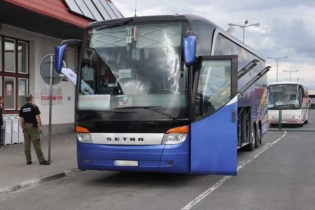 Kontrola autobusu na polsko - ukraińskim przejściu granicznym w Korczowej.