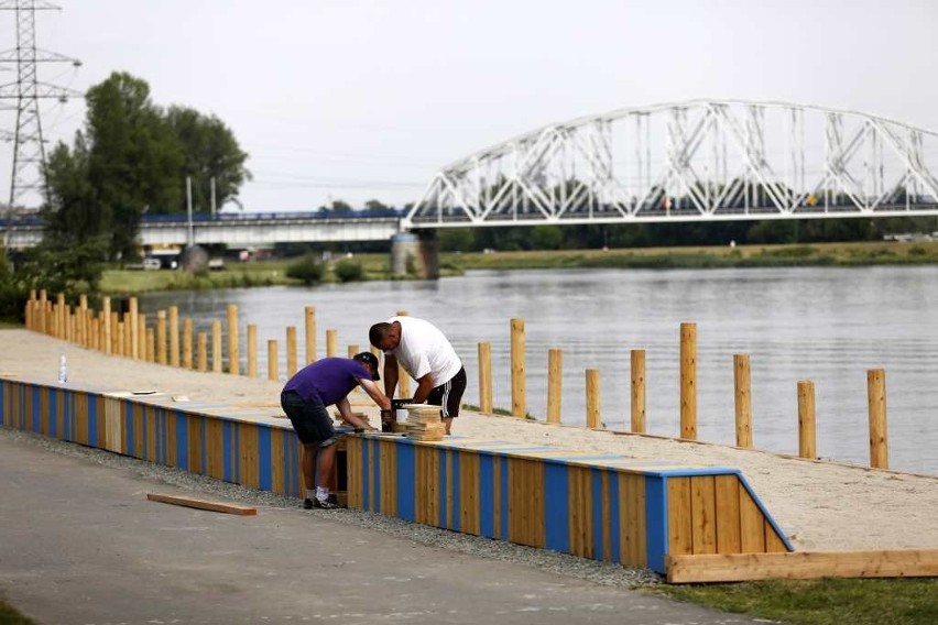 Plaża nad Wisłą z piaskiem, leżakami, pawilonem i kinem [ZDJĘCIA, WIDEO]