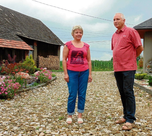 Bożena Włodarska z Liszek (na zdj. z Wacławem Andrusikiewiczem) też nie chce tu drogi, która ma biec między domem a stodołą