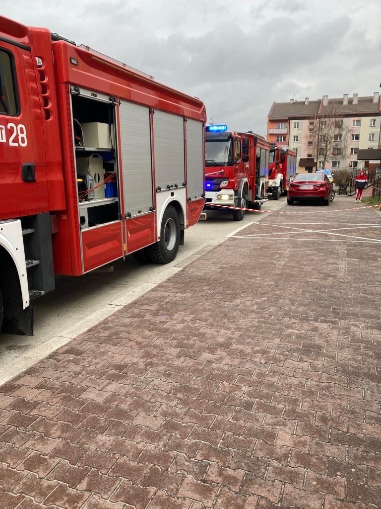 Pożar w bloku w Połańcu i ewakuacja 38 mieszkańców budynku [ZDJĘCIA]