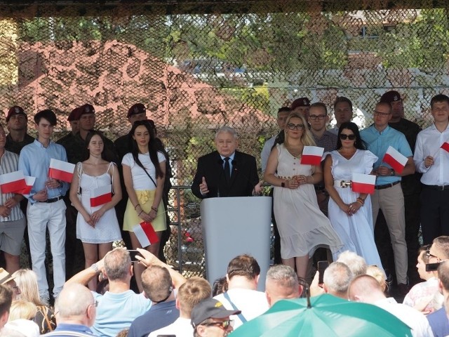 Jarosław Kaczyński uczestniczył w poniedziałek w pikniku wojskowym "Silna Biało-Czerwona" w Uniejowie.