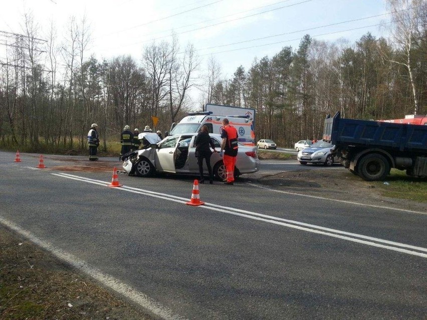 Ciężarówka zderzyła się z toyotą.