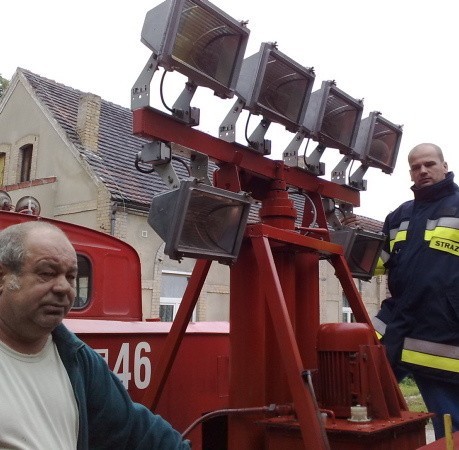 Bogdan Spychała i Krzysztof Spychała - to strażacy ochotnicy, którzy będą korzystać dla z wozu.