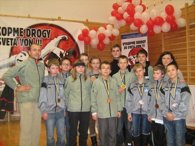 Ostrowiecka ekipa Świętokrzyskiego Klubu Taekwondo z medalami zawodów w Koszycach.