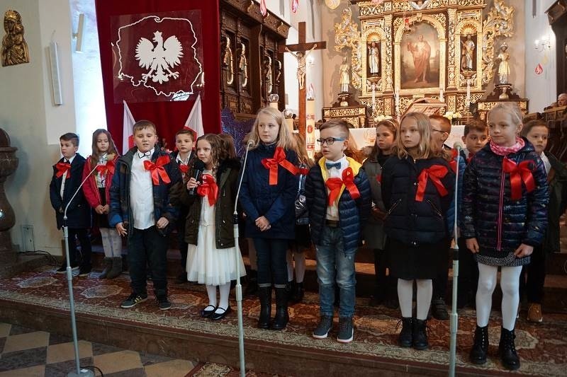 Święto Niepodległości 2019  w Chęcinach. Pieśni patriotyczne w kościele parafialnym i uroczysty przemarsz ulicami miasta. 