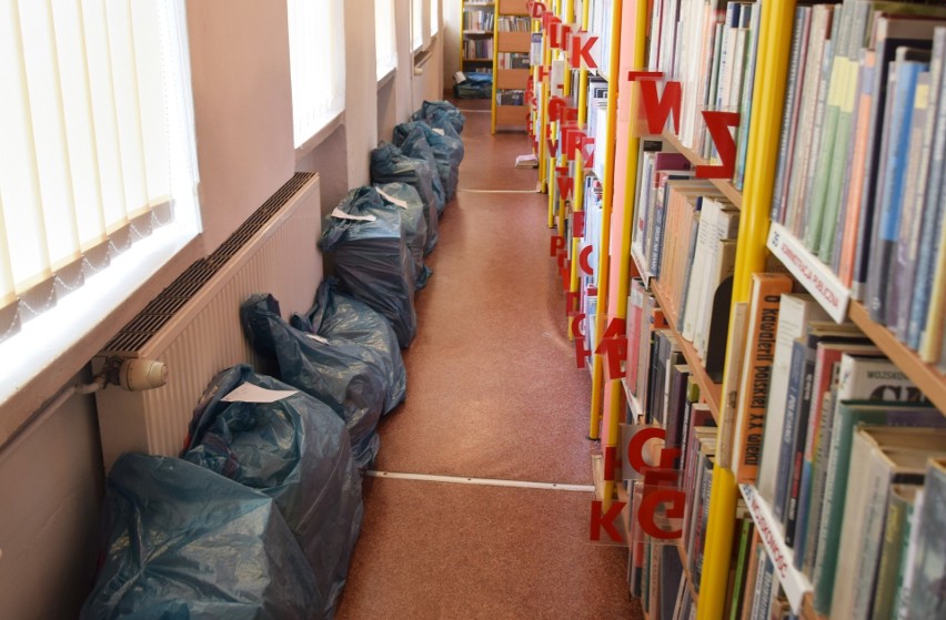 Biblioteki w Tarnobrzegu oblężone. Czytelnicy ruszyli po książki, czekają w kolejkach  