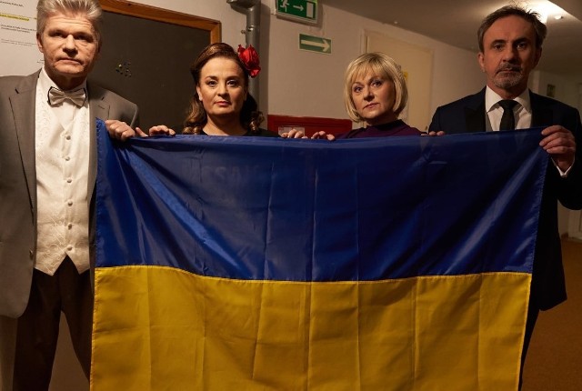 Po niedzielnym spektaklu "Wstyd" Marka Modzelewskiego aktorzy zamanifestowali swą solidarność z Ukrainą.
