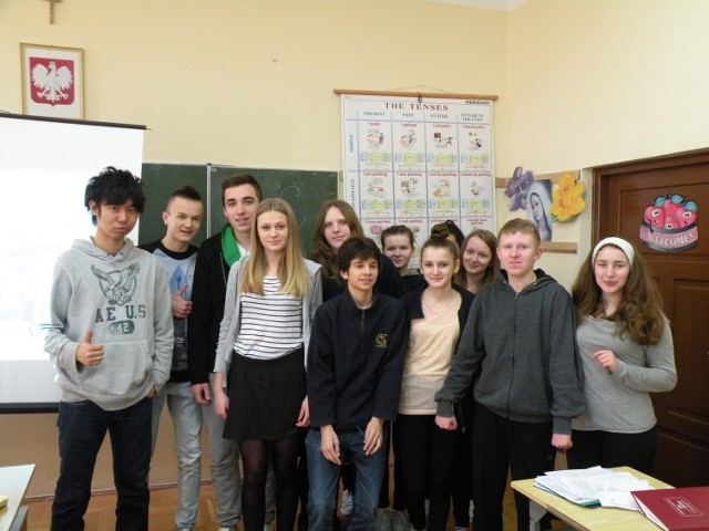Studenci z zagranicy na wspólnym zdjęciu z uczniami w Mariówki.