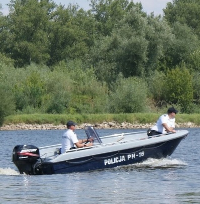 Współpracując z ratownikami, policjanci dbają o porządek i bezpieczeństwo w rejonie kąpielisk i miejsc wypoczynku.