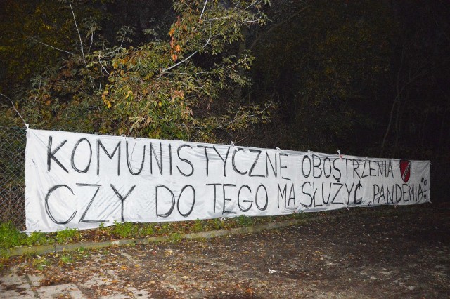 Baner o treści „Komunistyczne obostrzenia czy do tego ma służyć „pandemia?” okraszony barwami klubu piłkarskiego Widzew Łódź w sobotę (31 października) pojawił się przy ul. Mostowej w Łowiczu. W ciągu minionej doby w powiecie łowickim wykryto 21 nowych przypadków zakażenia COVID-19.CZYTAJ DALEJ NA NASTĘPNYM SLAJDZIE