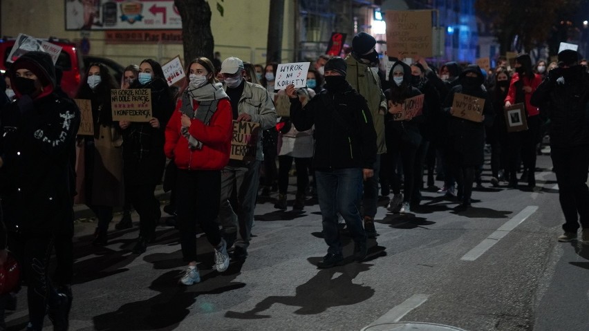 Bielsk Podlaski. Kilkaset osób przeszło ulicami miasta w ramach Marszu Kobiet (zdjęcia, wideo) 