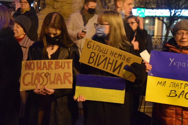 Około 18.00 na gorzowskim Starym Rynku zgromadziło się około dwieście osób, w tym kilkudziesięciu Ukraińców.