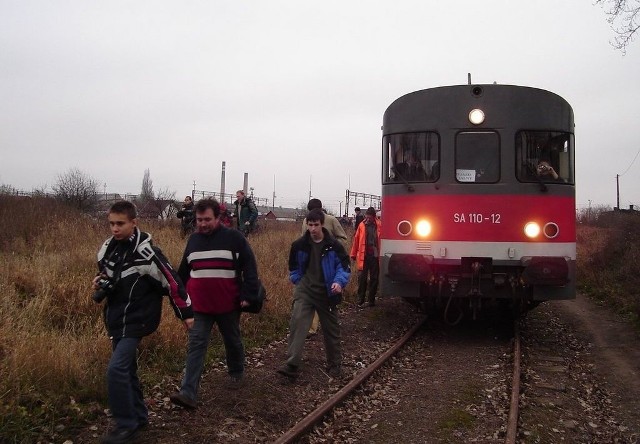 Uczestnicy sobotniej wycieczki część trasy pokonywali na piechotę. Szynobus zatrzymywał się na trasach zamkniętych dla ruchu kolejowego.