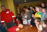Nurkowie ze Skwierzyny uczą dzieci podstaw udzielania pierwszej pomocy. 