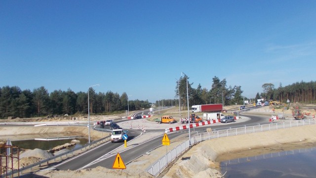 Jak informuje Generalna Dyrekcja Dróg Krajowych i Autostrad w Rzeszowie, budowa drogi S19 w kierunku Lublina przebiega zgodnie z planem. Na części powstających odcinków drogowcy układają już asfalt.