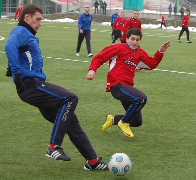 Piotr Gardynik (z prawej, w czerwonej koszulce), jeden z nowych piłkarzy Granatu zdobył jedną z bramek w sparingu z Juventą Starachowice.