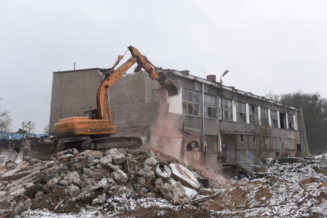 Na placu budowy nowej części Wojewódzkiego Szpitala Zespolonego na Bielanach rozpoczęły się prace rozbiórkowe starej kotłowni. Przewiduje się, że wyburzanie kotłowni potrwa ponad tydzień. Jest to jeden z najtrudniejszych obiektów przeznaczonych do rozbiórki, ponieważ składa się głównie z konstrukcji żelbetonowej. W miejscu starej kotłowni powstanie budynek, w którym znajdą się oddziały psychiatryczne.Polecamy także: Ile za ślub w Toruniu i okolicach? [CENNIK PARAFII]Do rozbiórki starej kotłowni, zbudowanej jeszcze w latach 70., trzeba było skorzystać z pomocy ciężkiego sprzętu. Z kolei w przyszłym tygodniu planowane jest użycie bardziej specjalistycznych maszyn w celu dalszego wyburzenia ścian budynku.Zobacz także: Tak mieszka Robert Lewandowski [ZDJĘCIA]Zobacz także: Info z Polski