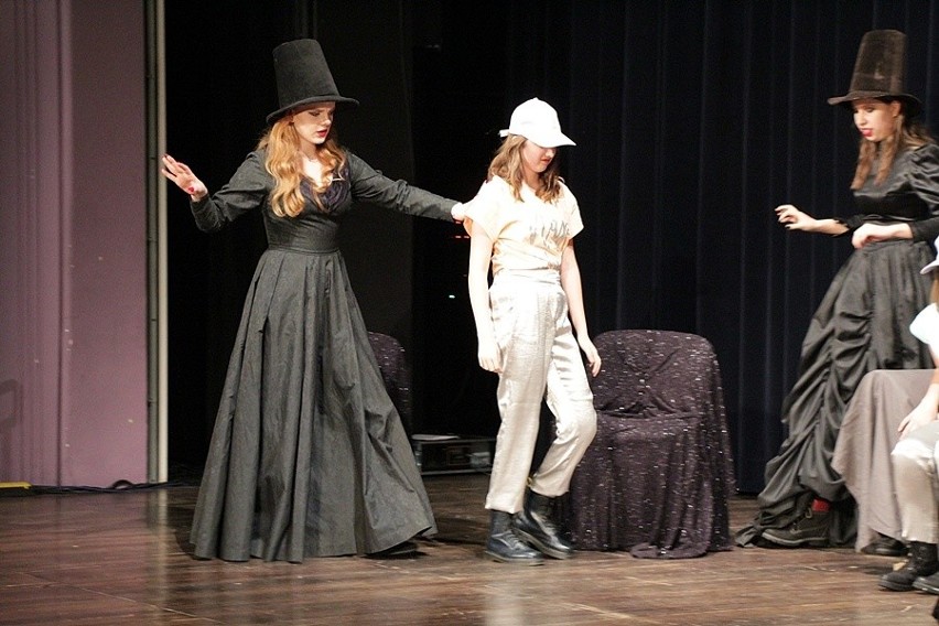 Młodzi aktorzy oczarowali publiczność w Skarżysku-Kamiennej – Studio Teatralne Moniki Wójtowicz wystawiło spektakl Czary Mary dla Alexa