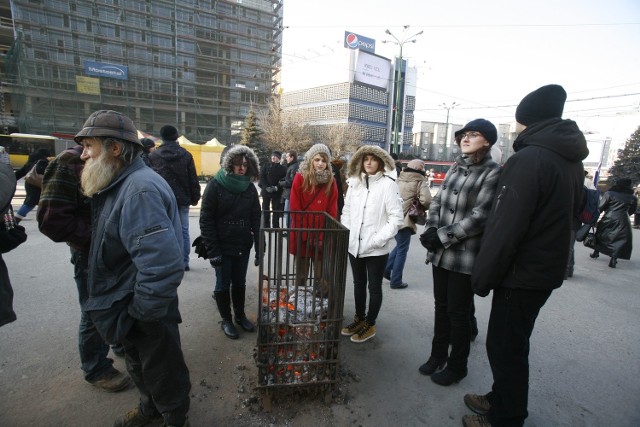 Koksiak na katowickim rynku pozwala oczekującym na tramwaj nieco się rozgrzać