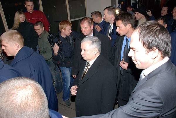 Wtorek wieczór. Premier Jaroslaw Kaczynski w Rudzie Śląskiej.