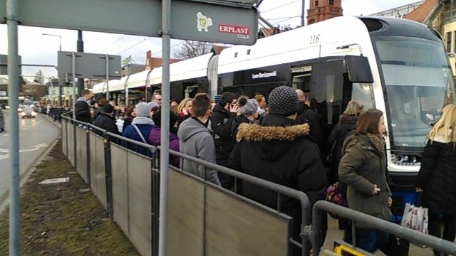 Kilka godzin temu Zarząd Dróg Miejskich i Komunikacji Publicznej informował o opóźnieniach w kursowaniu tramwaju z powodu samochodu, który znalazł się na torowisku. Po godz. 15 otrzymaliśmy zdjęcia od Czytelnika, który poinformował nas o zepsutym tramwaju.Tramwaj do Fordonu.