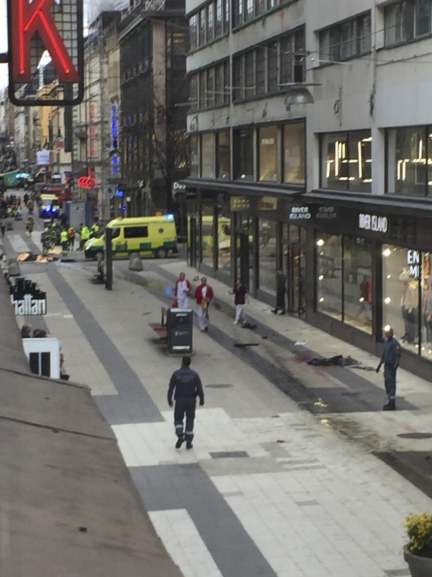 Szwecja: Zamach w Sztokholmie. Ciężarówka wjechała w ludzi na Drottninggatan [ZDJĘCIA] [RELACJA]