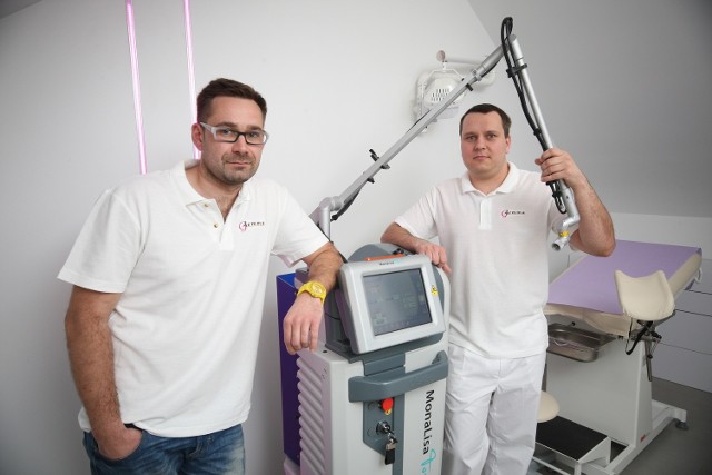 - Nowoczesny laser MonaLisa Touch to jedyne takie urządzenie w Kielcach - mówią menadżer Centrum Medycyny Intymnej Gemma Paweł Siewierski i doktor Michał Jarosiński.