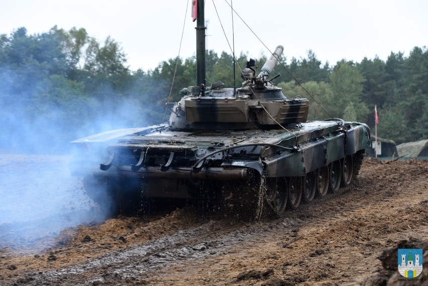 Nowogród. Armia ćwiczy na poligonie. W użyciu czołgi, ciężarówki i helikoptery wojskowe [ZDJĘCIA]