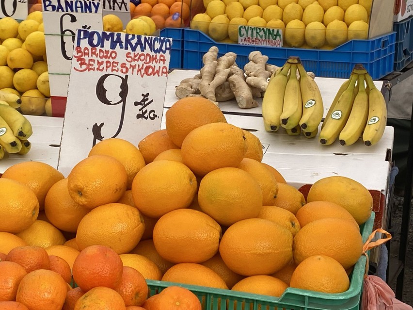 Oto ceny świeżych owoców i warzyw na kieleckich bazarach w piątek 27 października. Ile kosztowały pomidory i gruszki?