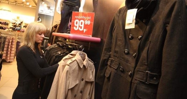 W sklepach Reserved większość kurtek i płaszczy została przeceniona o 50 procent. 