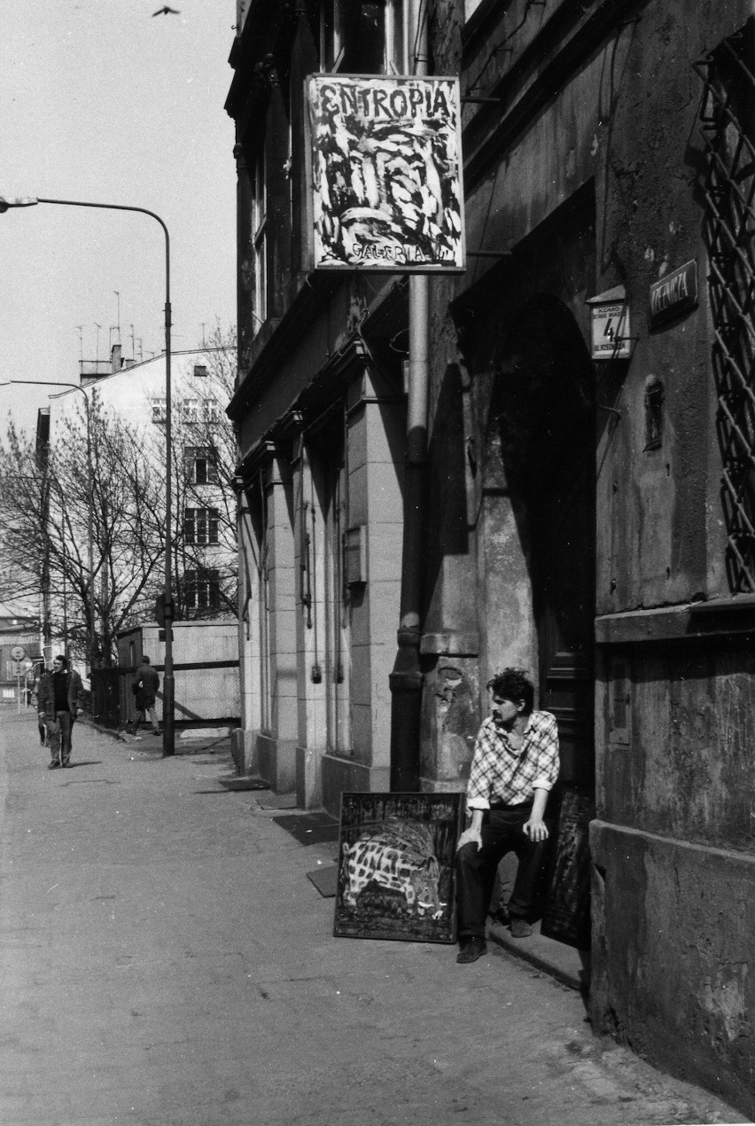Ulica Rzeźnicza, rok 1988. Przy wejściu do galerii Entropia...